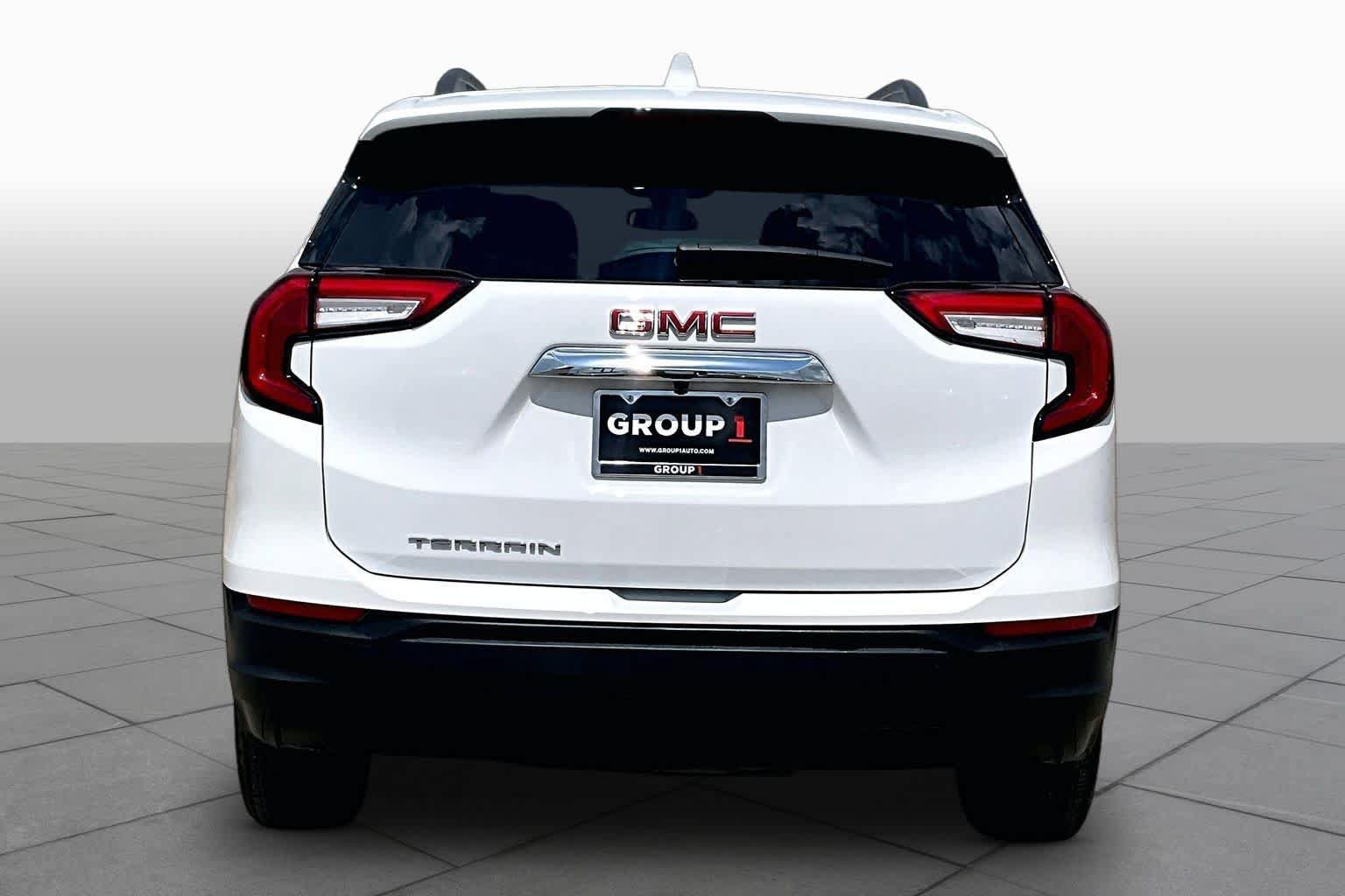 Used 2024 GMC Terrain SLE w/ Driver Convenience Package FWD image 5