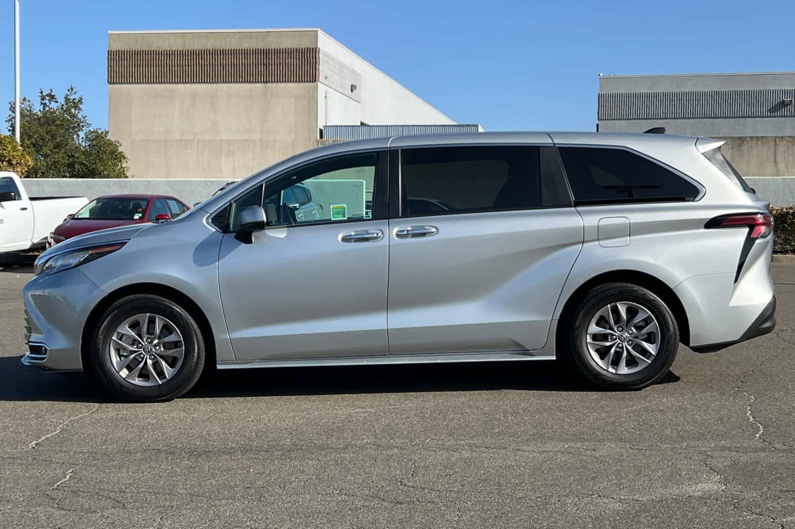 Certified 2022 Toyota Sienna XLE FWD image 9