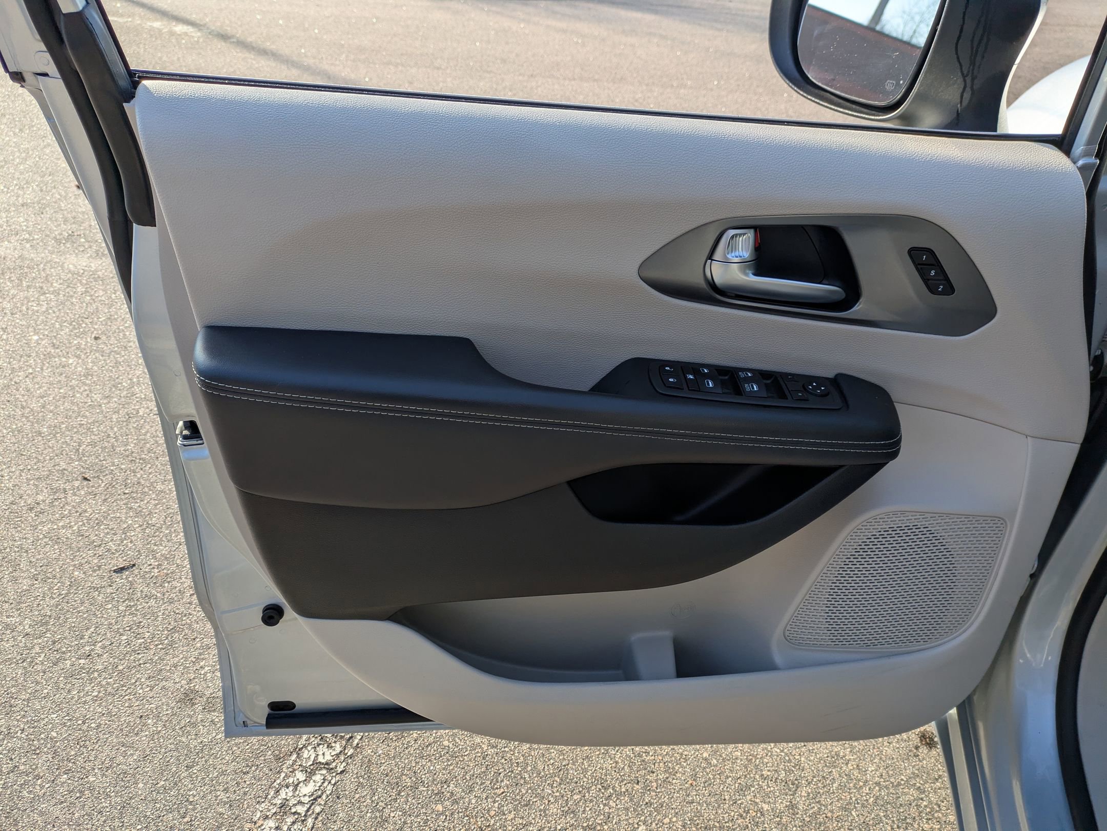 Used 2023 Chrysler Pacifica Touring-L image 14