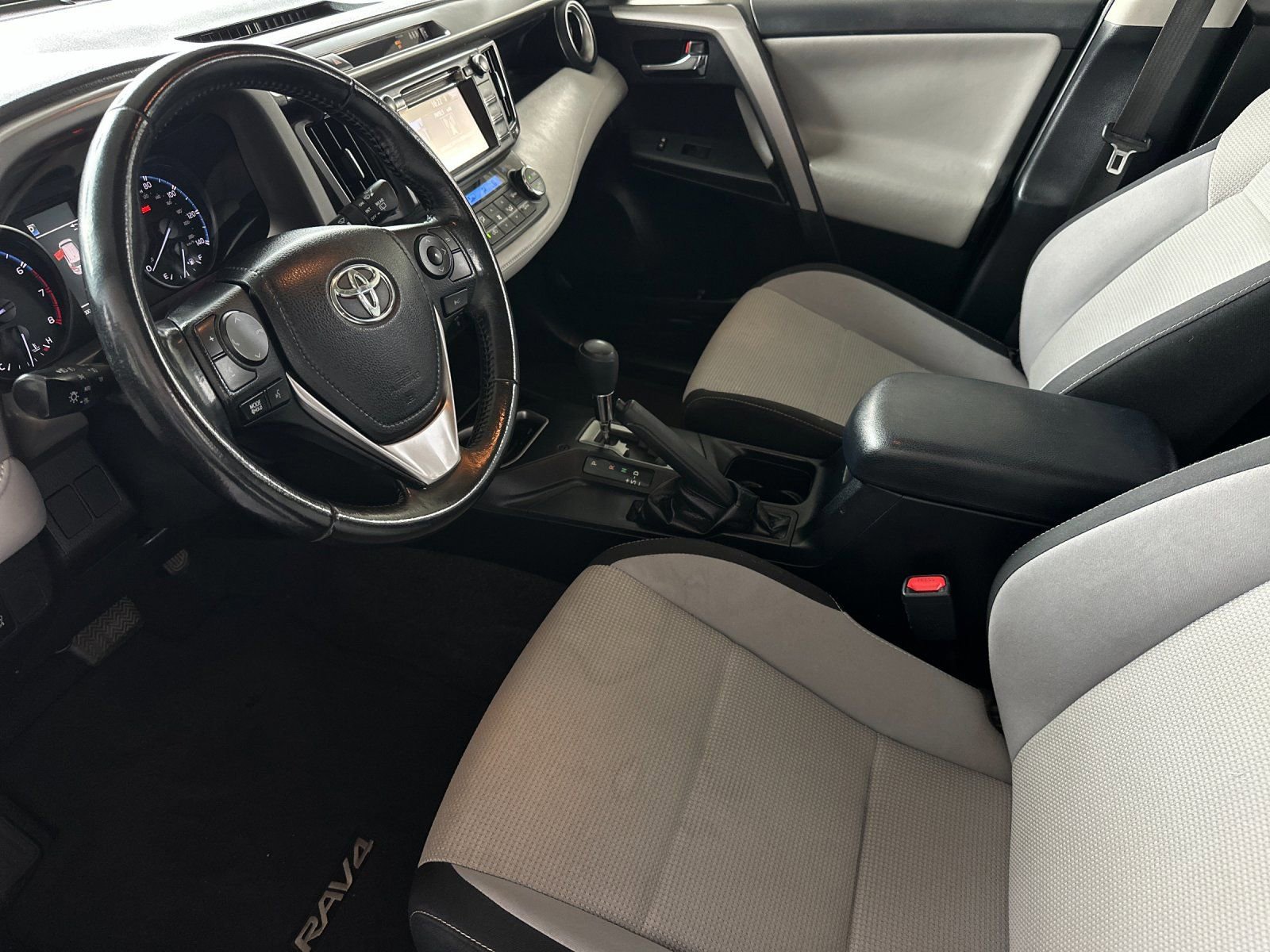 Used 2018 Toyota RAV4 XLE w/ Preferred Accessory Package image 9