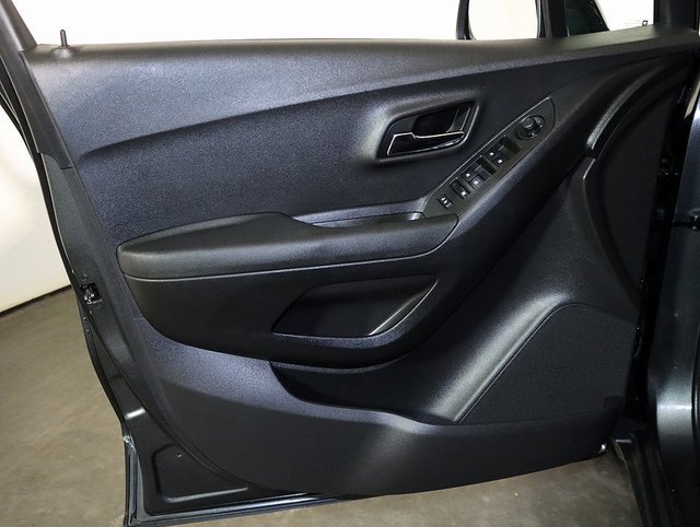 Used 2020 Chevrolet Trax LT w/ LT Convenience Package image 23