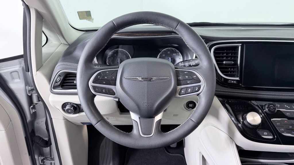 Used 2024 Chrysler Pacifica Limited AWD/4WD image 18