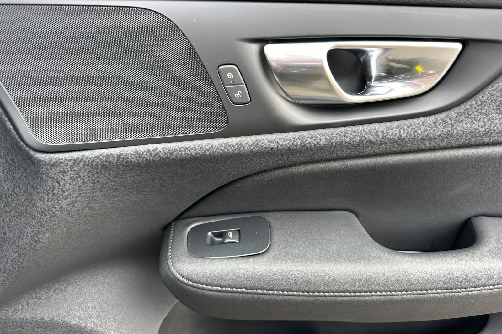 Used 2025 Volvo V60 B5 Cross Country Plus image 18