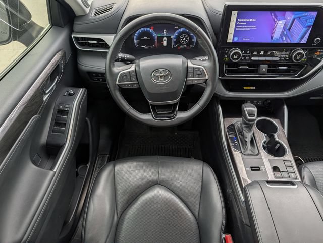 Used 2024 Toyota Highlander Platinum FWD image 12