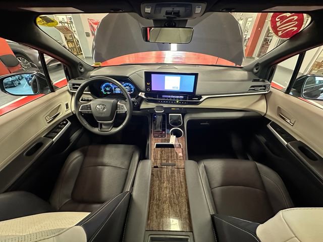 Certified 2025 Toyota Sienna Limited image 13