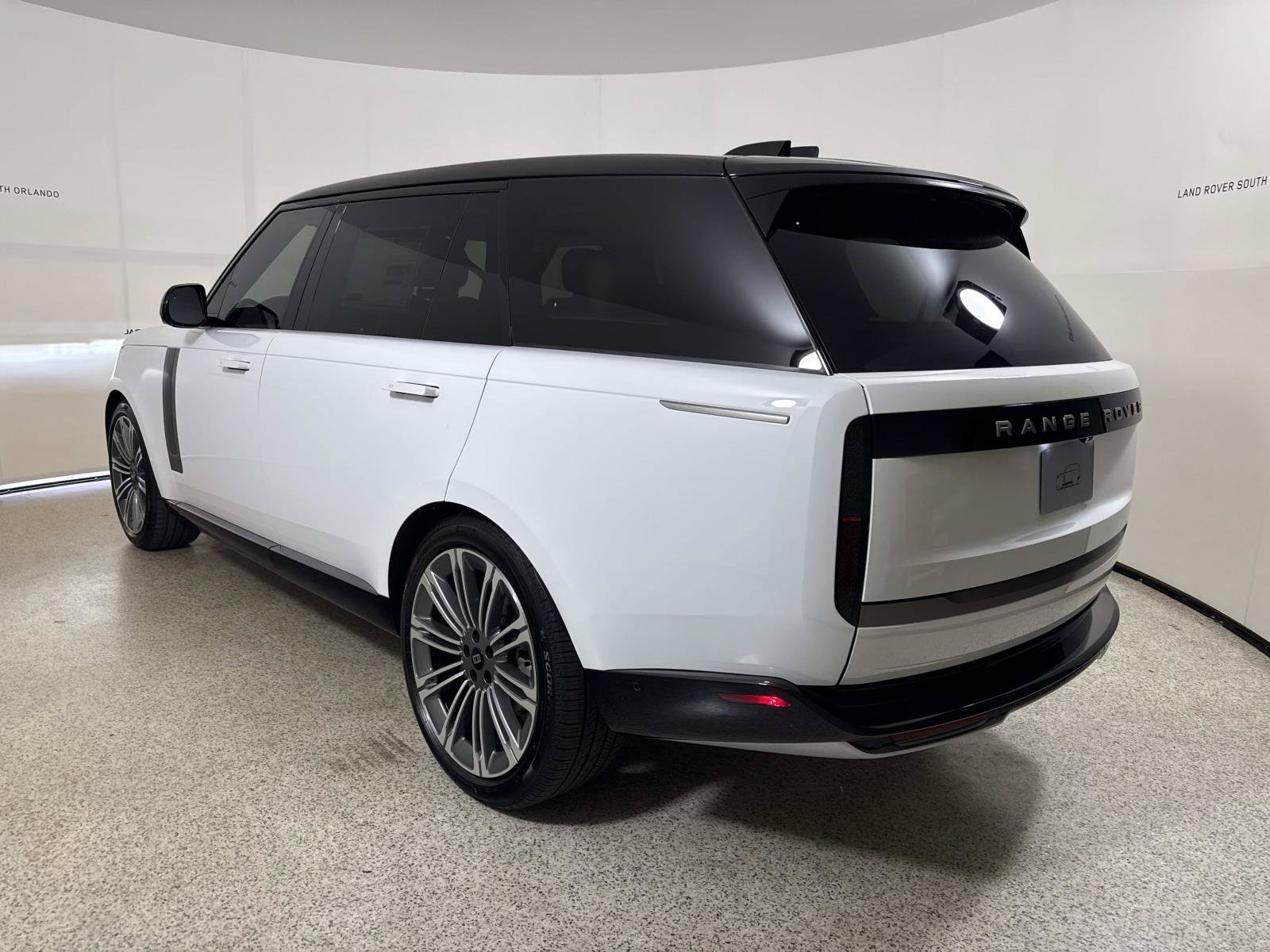 New 2027 Land Rover Range Rover Long Wheelbase SE AWD/4WD image 3