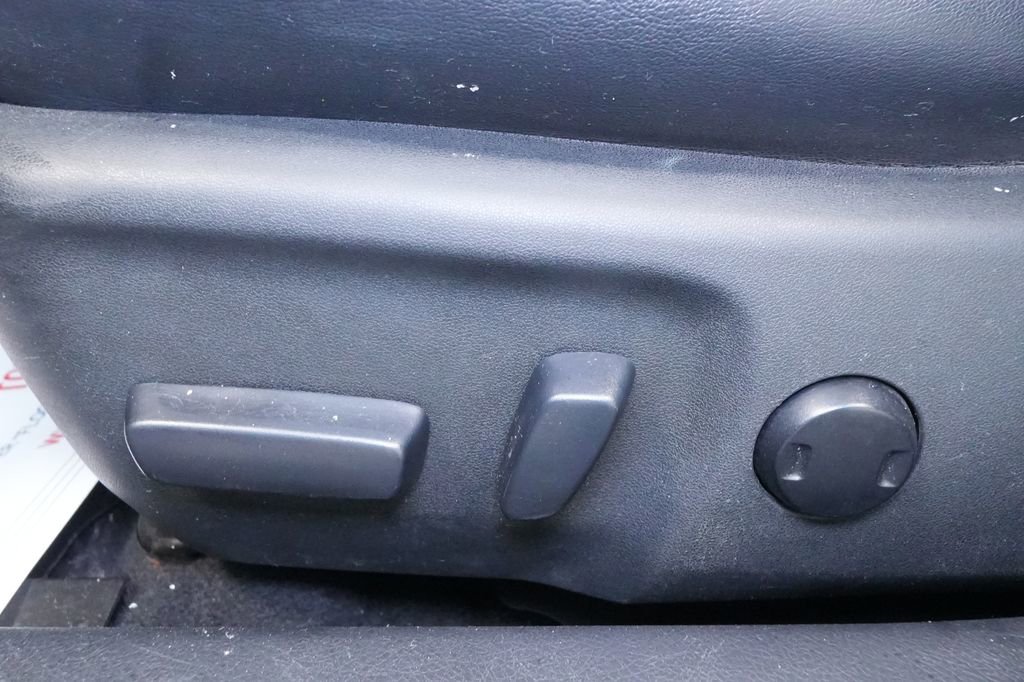 Used 2013 Toyota Camry SE w/ Leather Pkg image 16