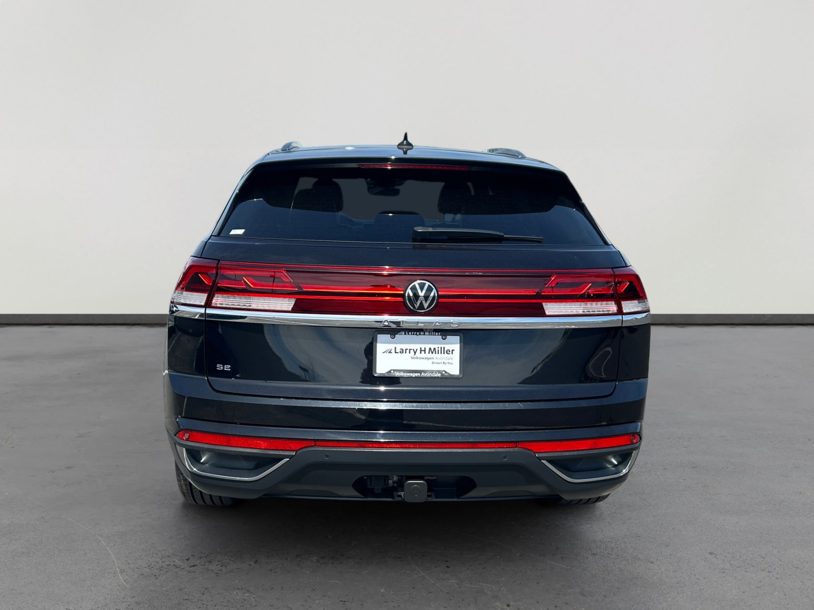 Used 2024 Volkswagen Atlas Cross Sport SE w/ Panoramic Sunroof Package FWD image 4