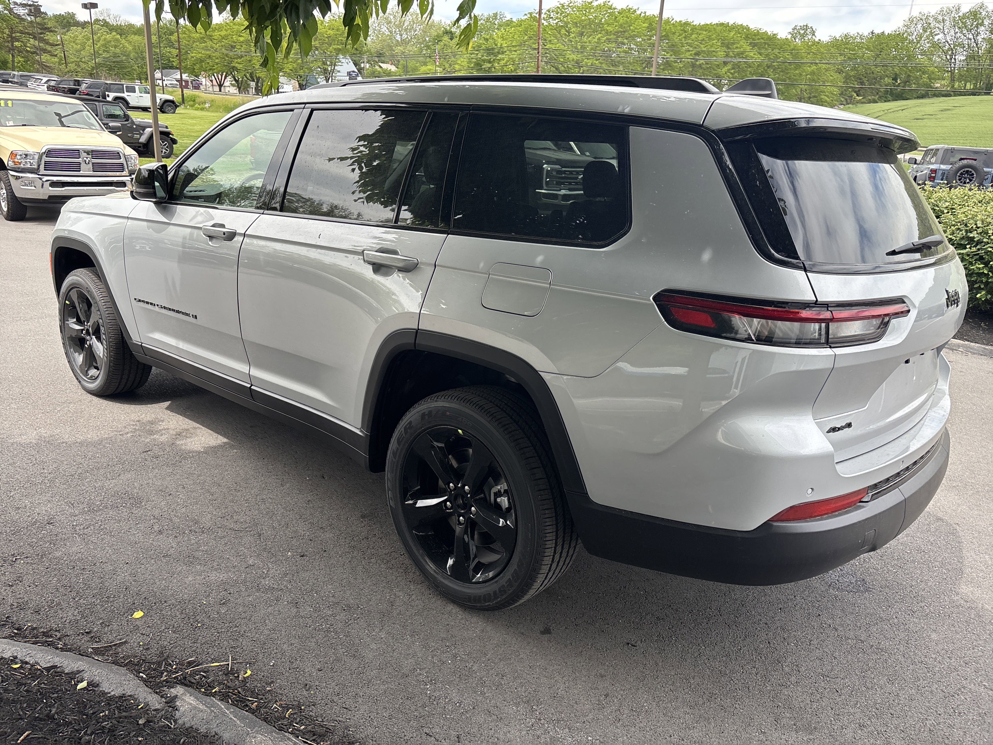 New 2025 Jeep Grand Cherokee L Altitude image 6