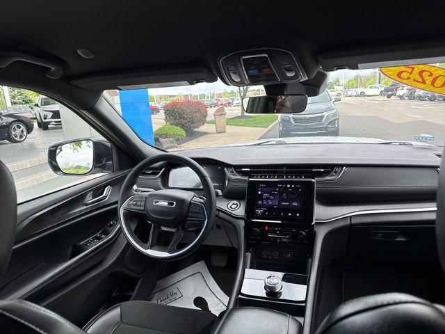 Used 2025 Jeep Grand Cherokee Altitude AWD/4WD image 34