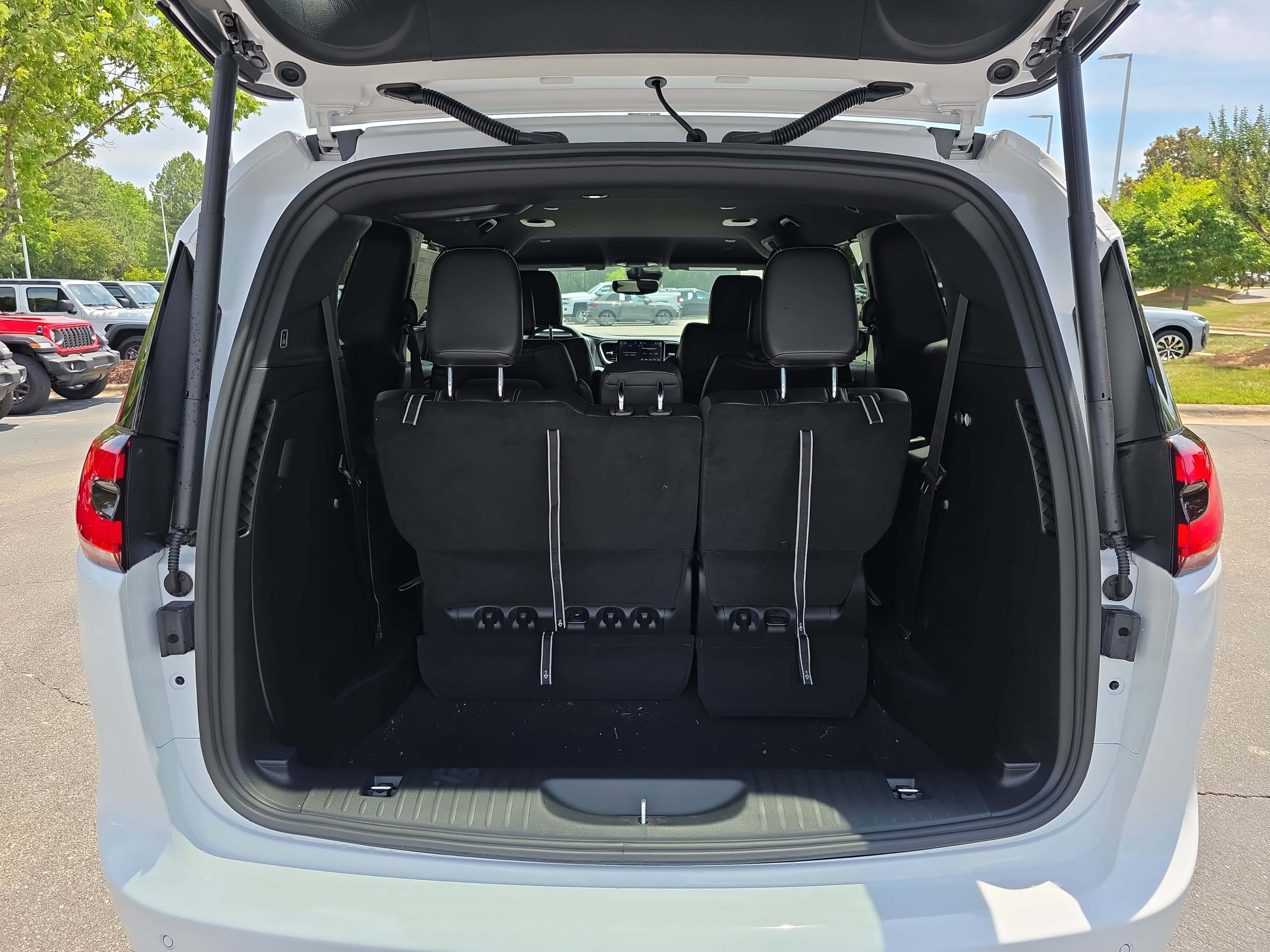 New 2027 Chrysler Pacifica Select AWD/4WD image 10