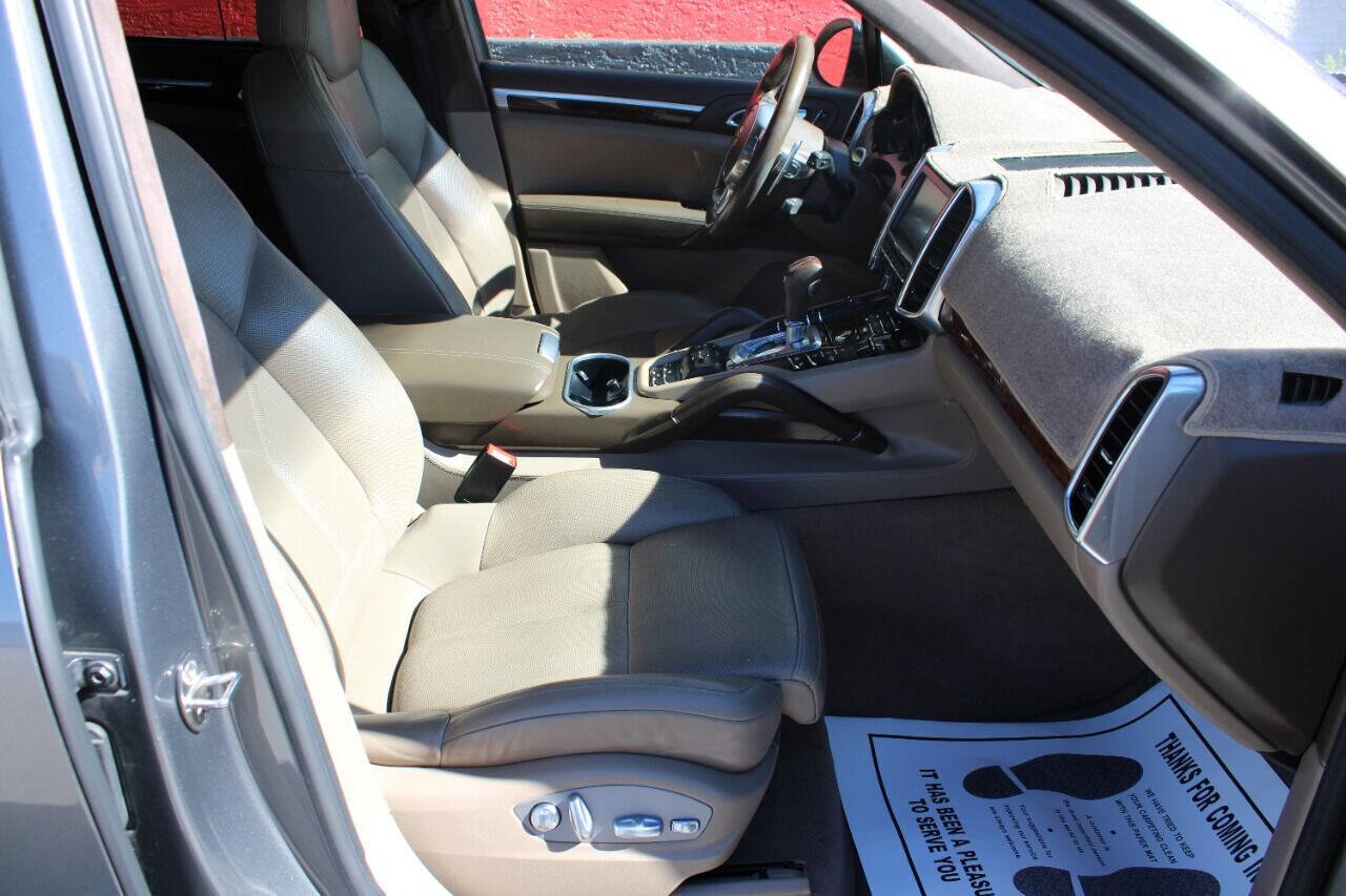 Used 2011 Porsche Cayenne Turbo AWD/4WD image 12