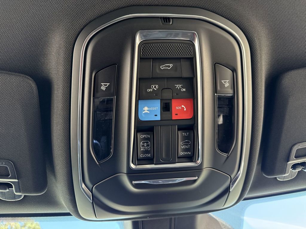 New 2025 Jeep Grand Cherokee Altitude image 16