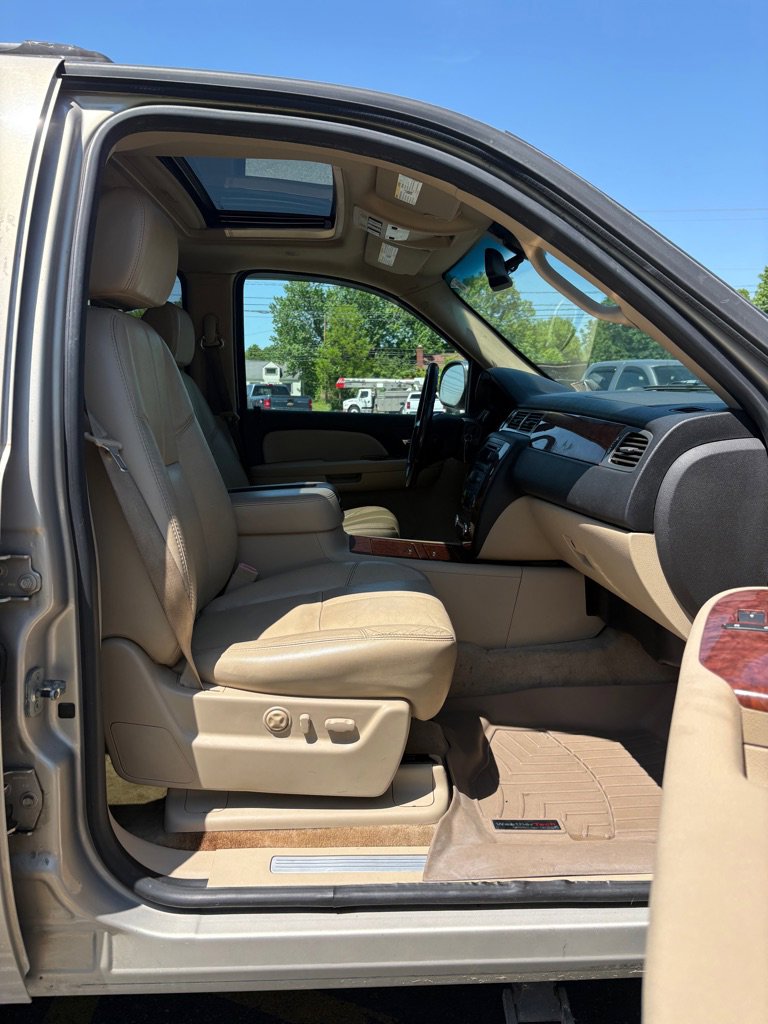 Used 2007 Chevrolet Suburban LTZ w/ LTZ Preferred Equipment Group AWD/4WD image 11