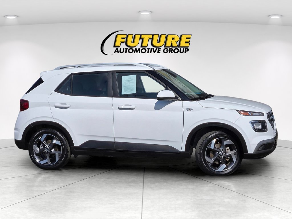 Used 2025 Hyundai Venue SEL FWD image 3