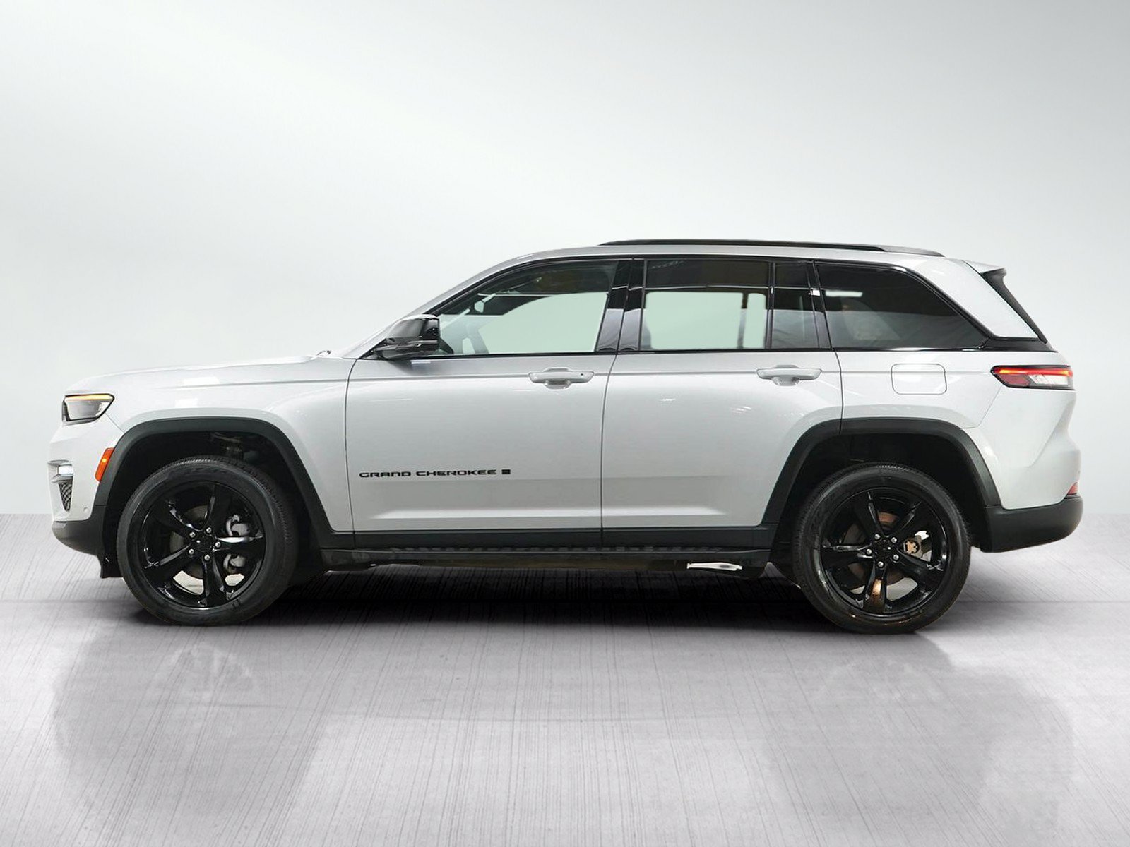 Used 2024 Jeep Grand Cherokee Limited w/ Luxury Tech Group II AWD/4WD image 3