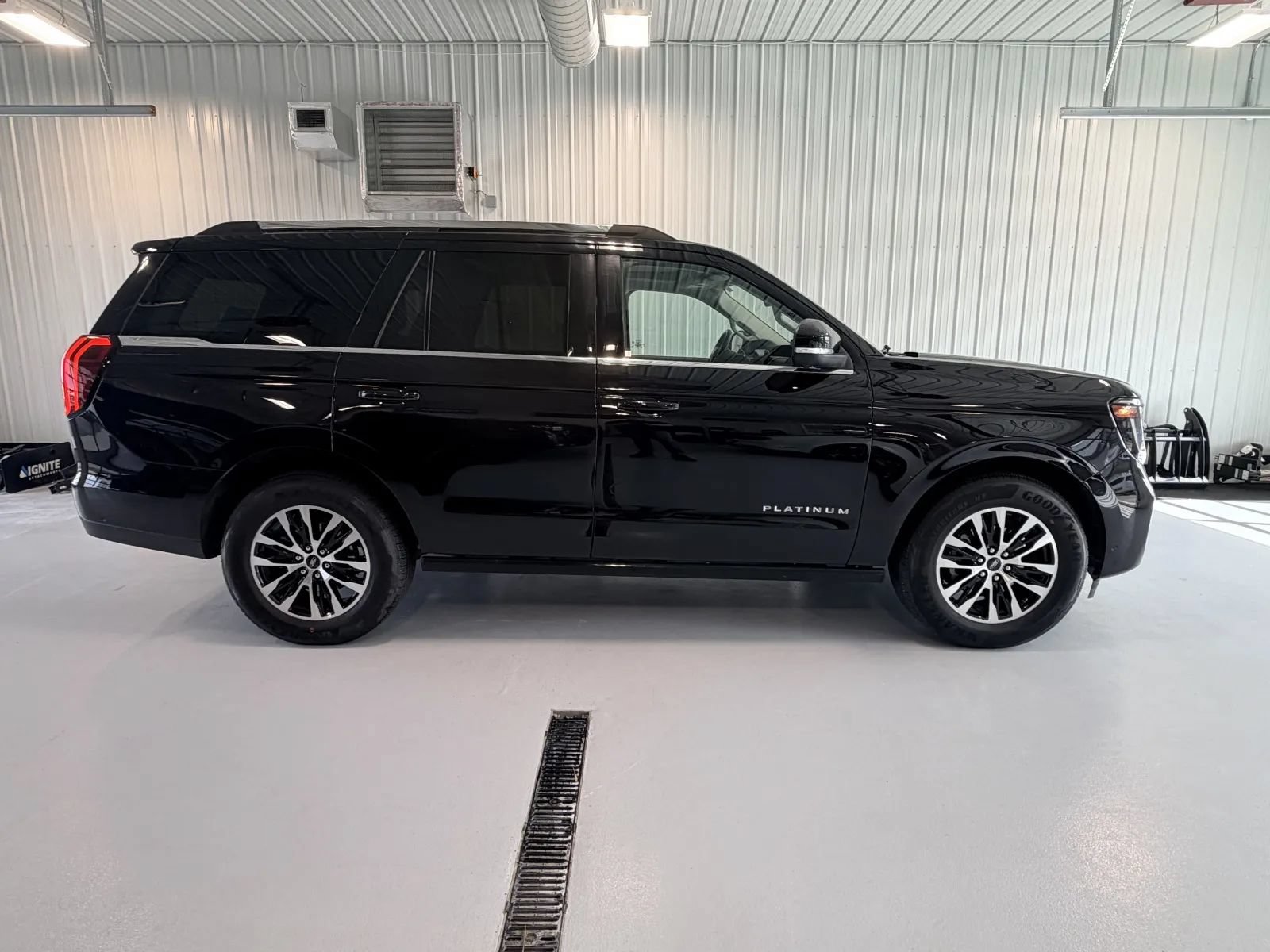 Used 2025 Ford Expedition Platinum AWD/4WD image 2
