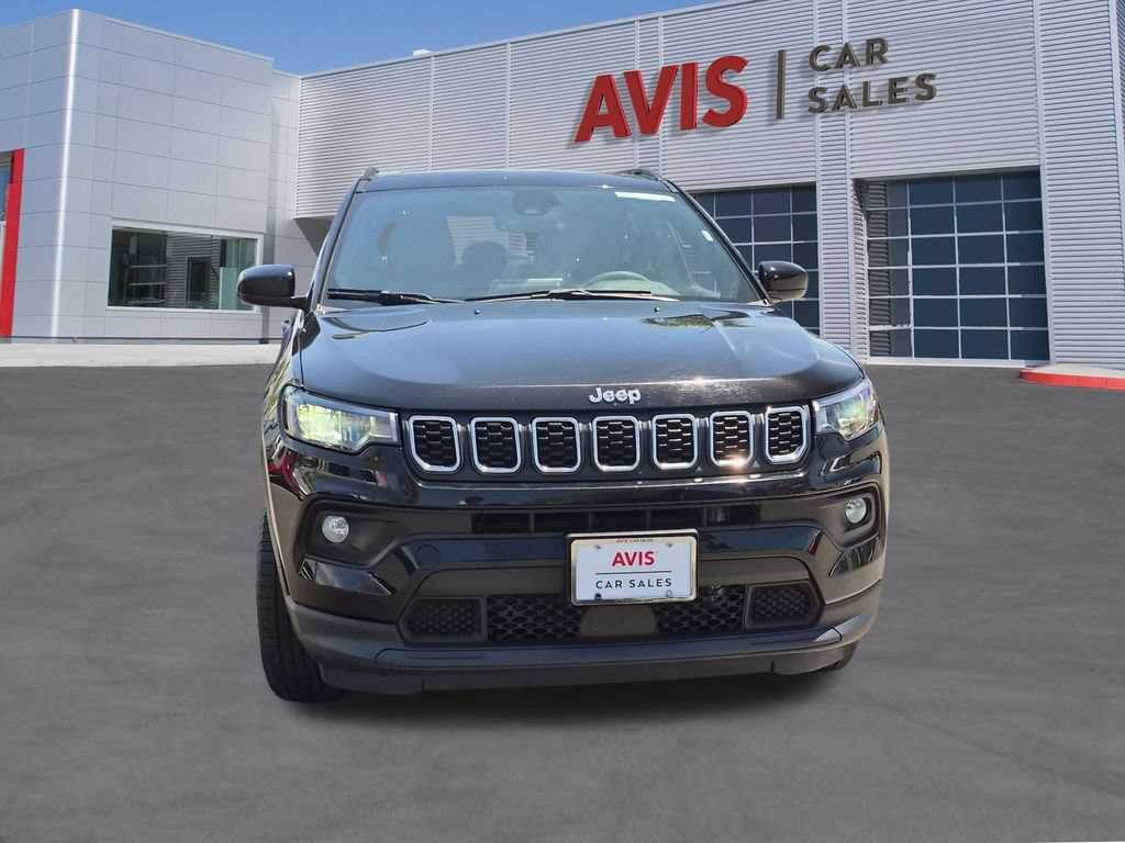 Used 2025 Jeep Compass Latitude w/ Sun & Sound Group AWD/4WD image 2