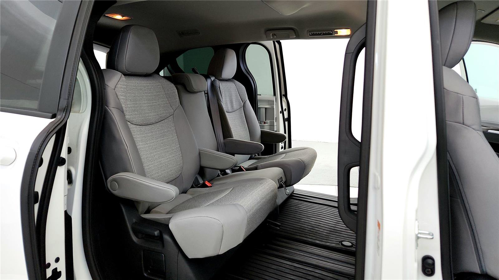 Used 2025 Toyota Sienna LE AWD/4WD image 18