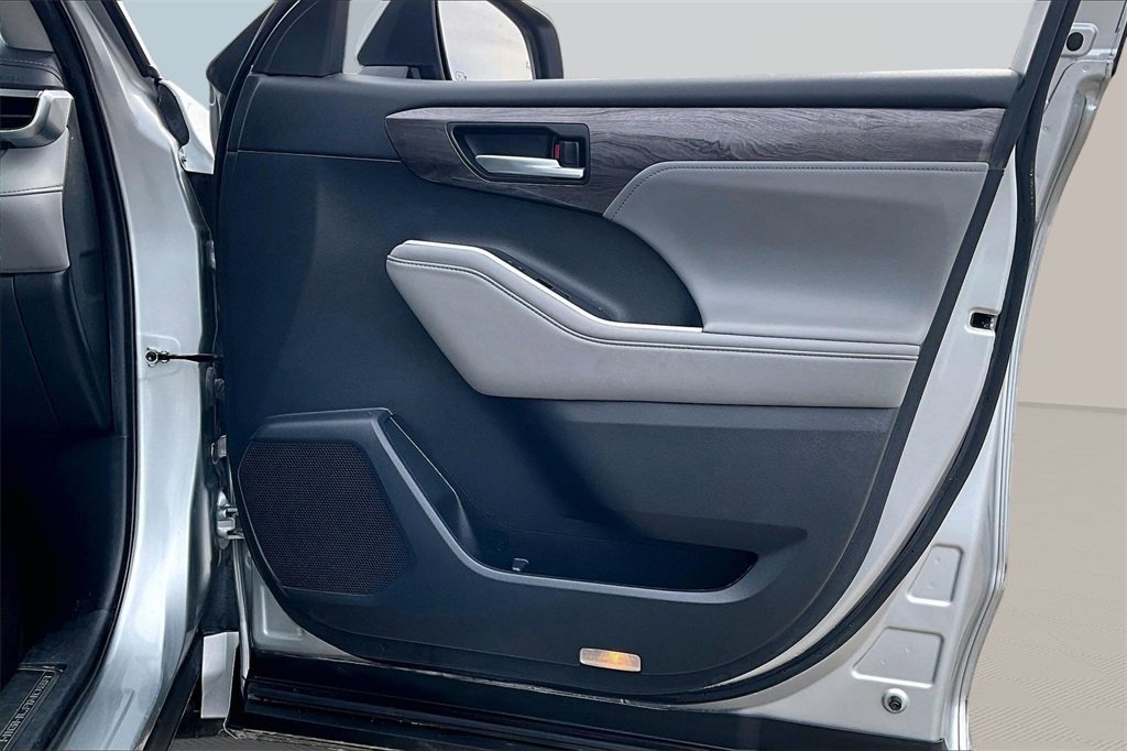 Used 2021 Toyota Highlander Platinum image 24