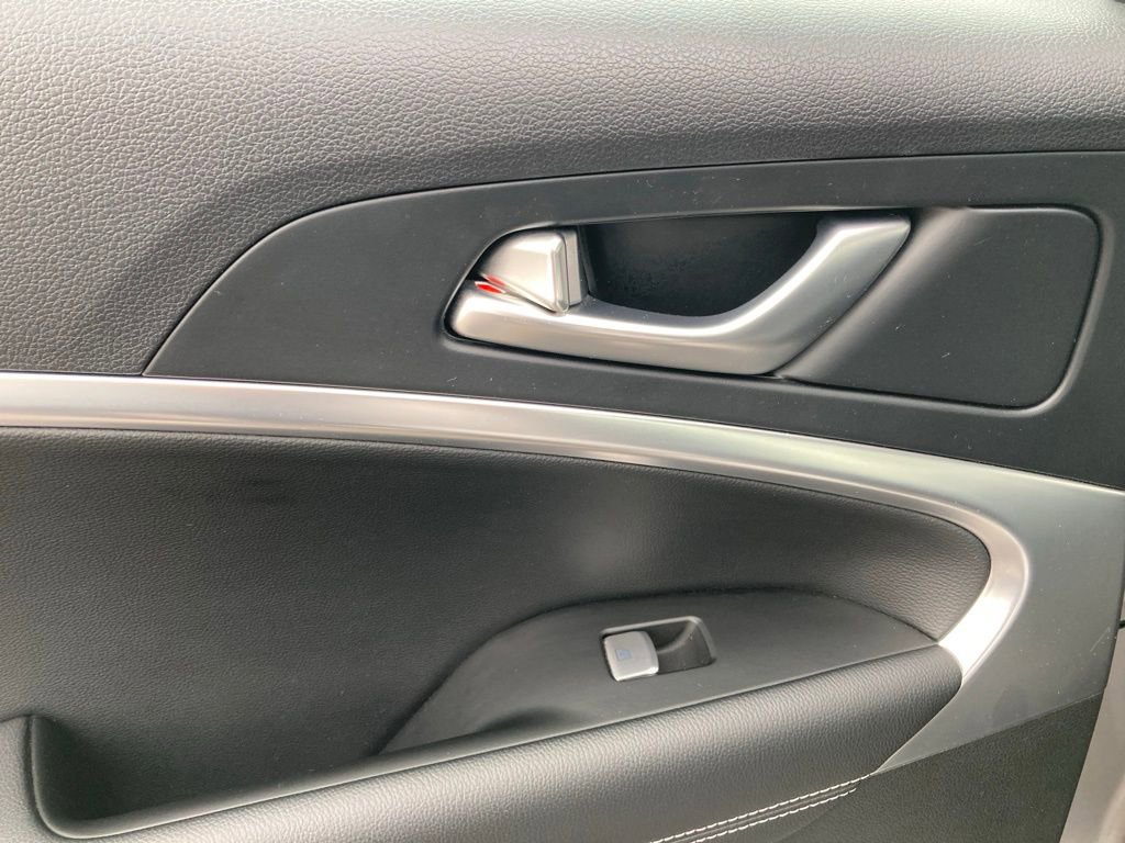 Used 2025 Genesis G70 2.5T image 12