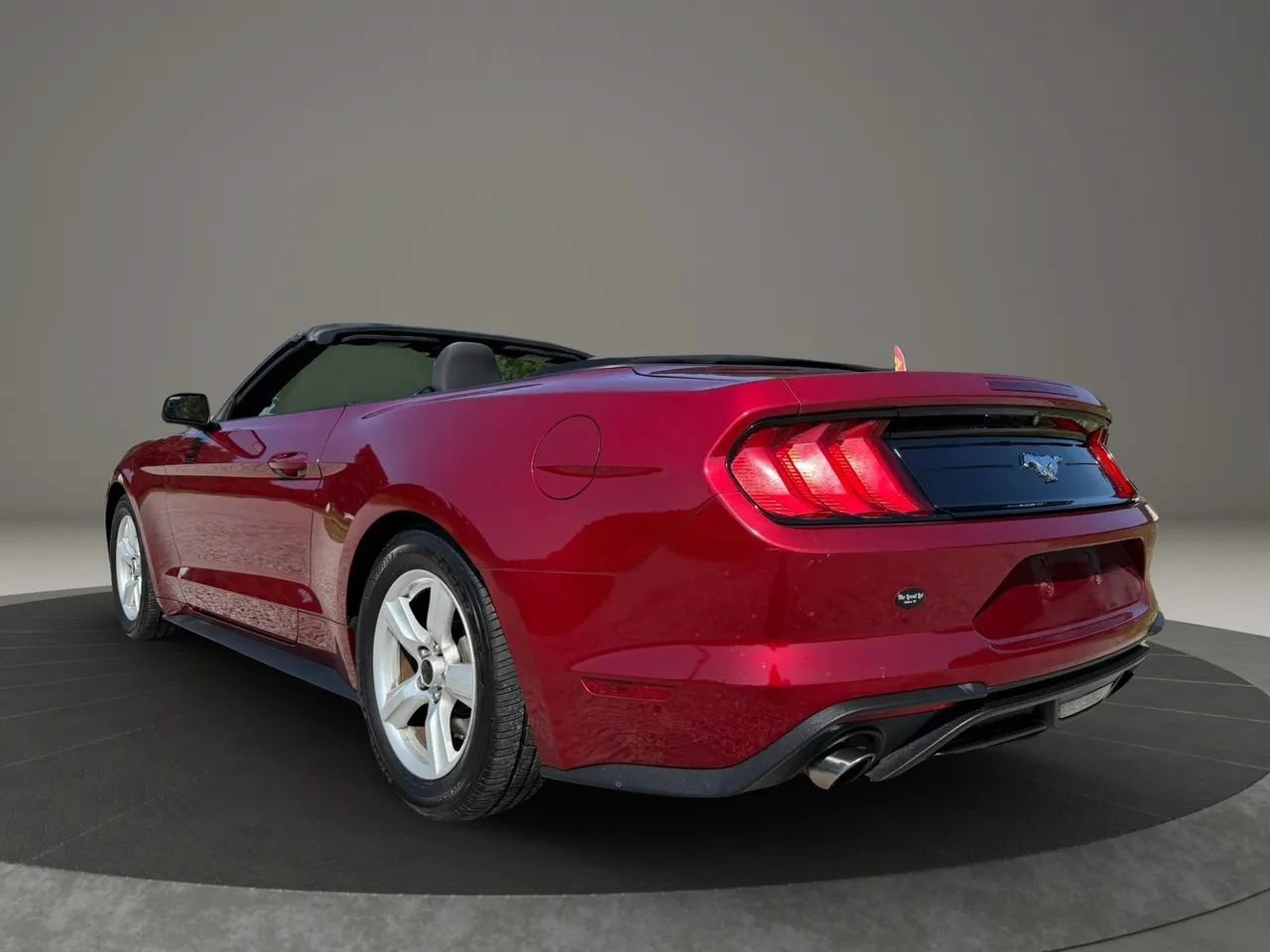 Used 2019 Ford Mustang Convertible RWD image 3
