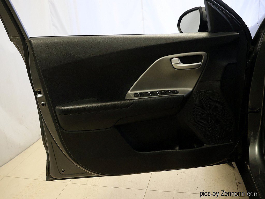 Used 2017 Kia Niro LX FWD image 24