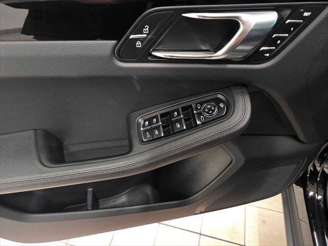 Used 2024 Porsche Macan AWD/4WD image 23