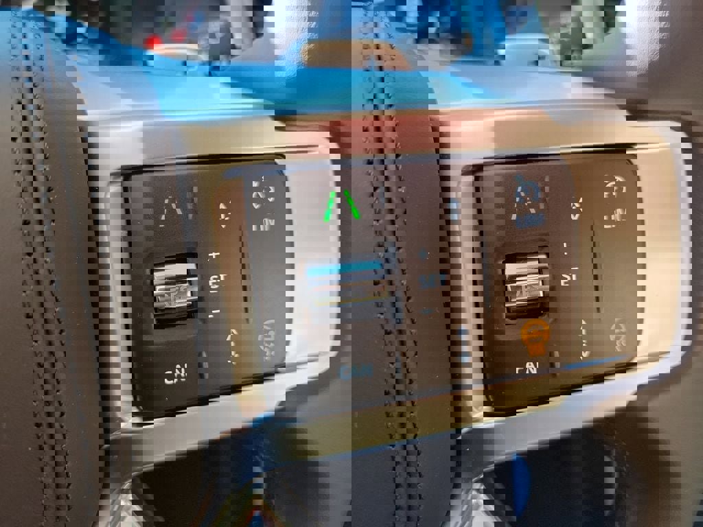 New 2024 Land Rover Discovery Metropolitan Edition image 16