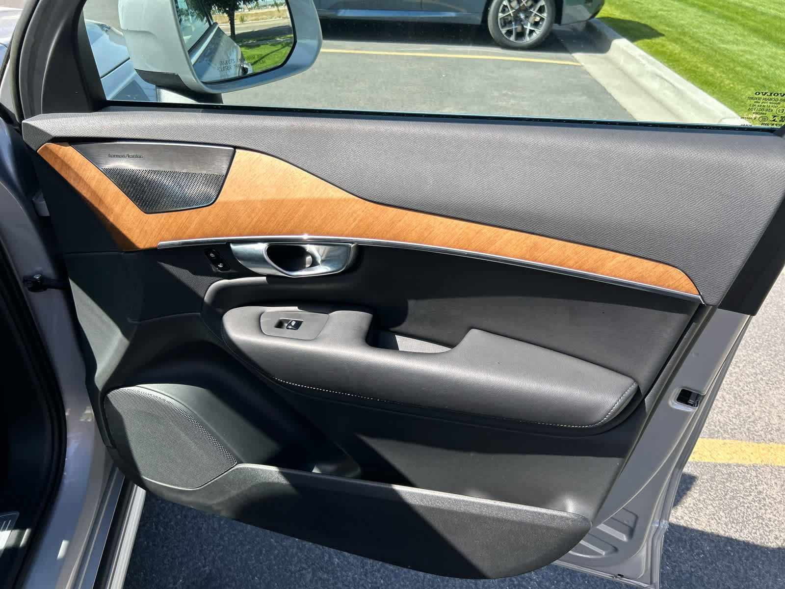 Used 2023 Volvo XC90 B6 Plus image 14