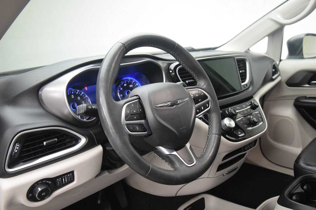 Used 2023 Chrysler Pacifica Touring-L FWD image 13