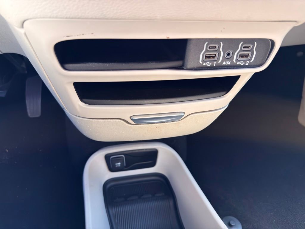 Used 2023 Chrysler Pacifica Touring-L FWD image 43