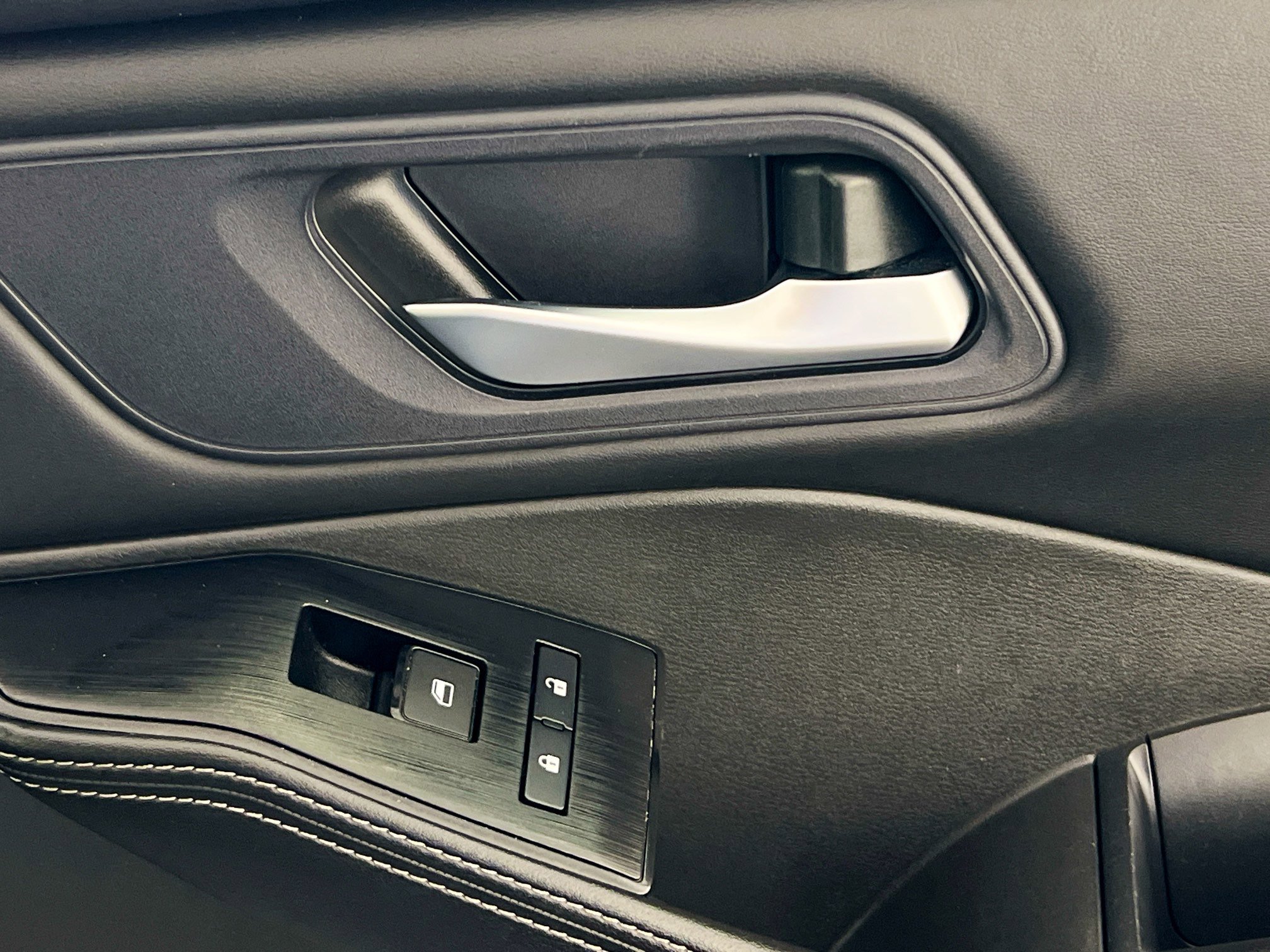 Used 2024 Nissan Rogue SV image 32