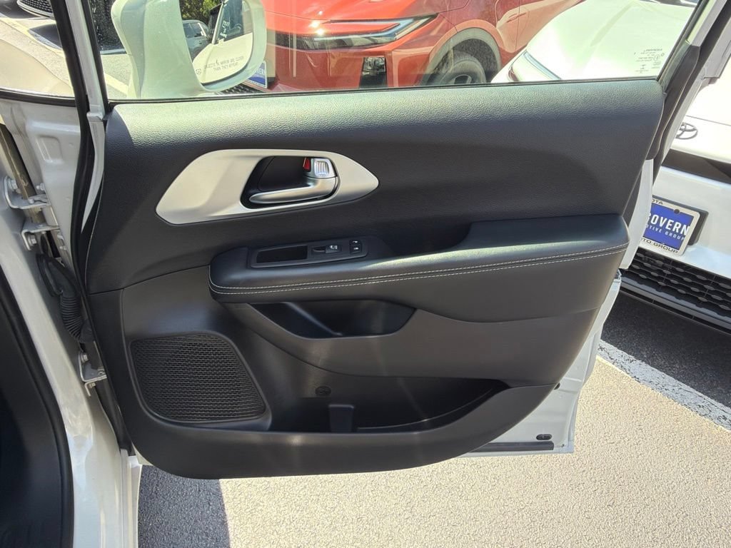 Used 2021 Chrysler Pacifica Touring-L w/ S Appearance Package AWD/4WD image 9