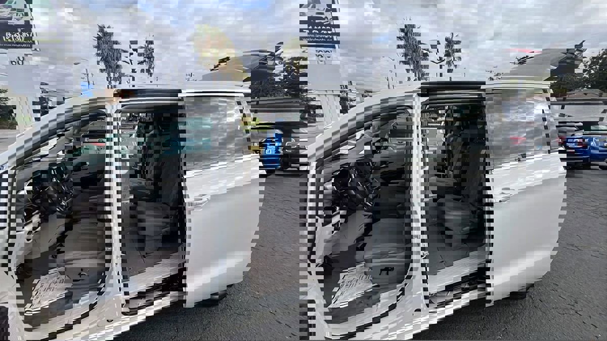 Used 2017 Chrysler Pacifica Touring image 8