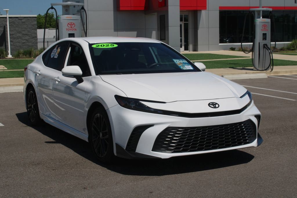 Used 2025 Toyota Camry SE FWD image 2