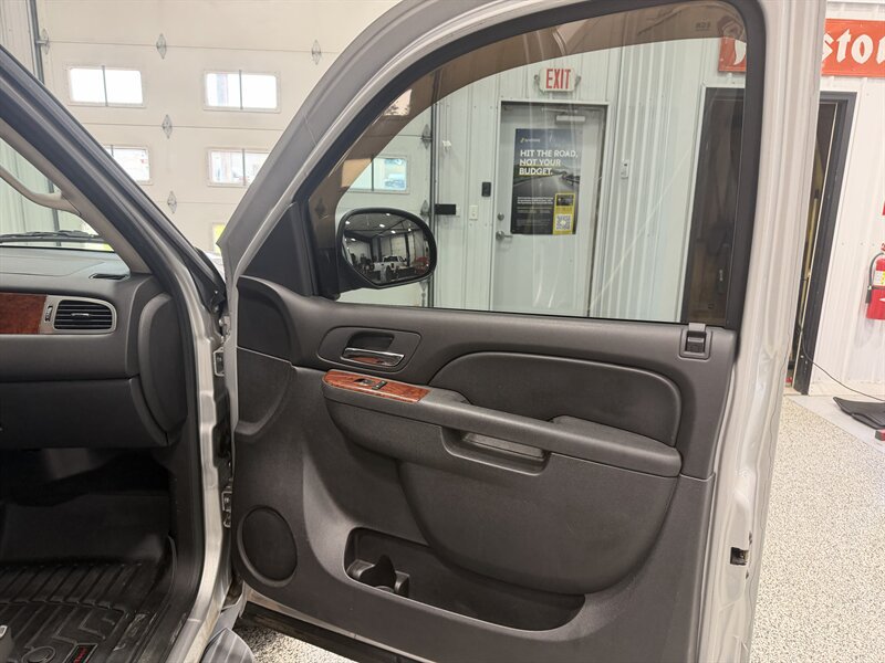 Used 2011 Chevrolet Suburban LS RWD image 26