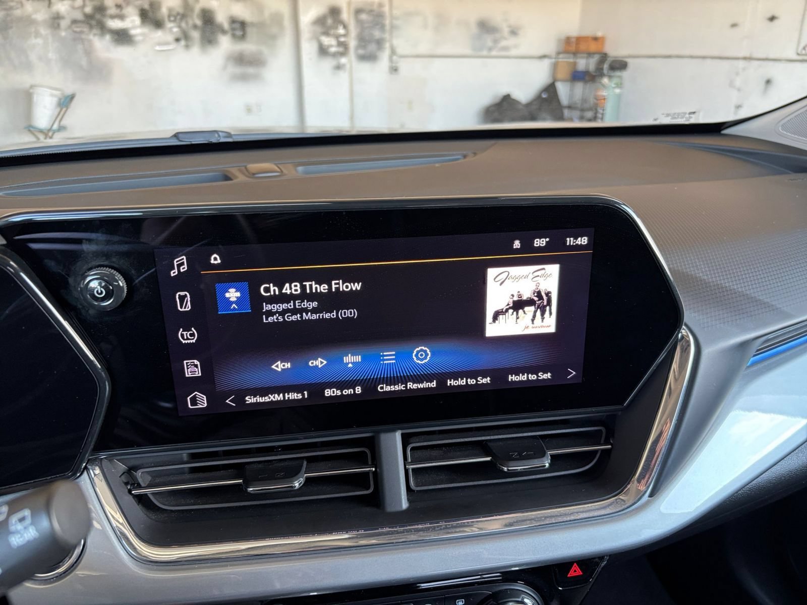 Used 2025 Chevrolet Trax LT w/ LT Convenience Package FWD image 19