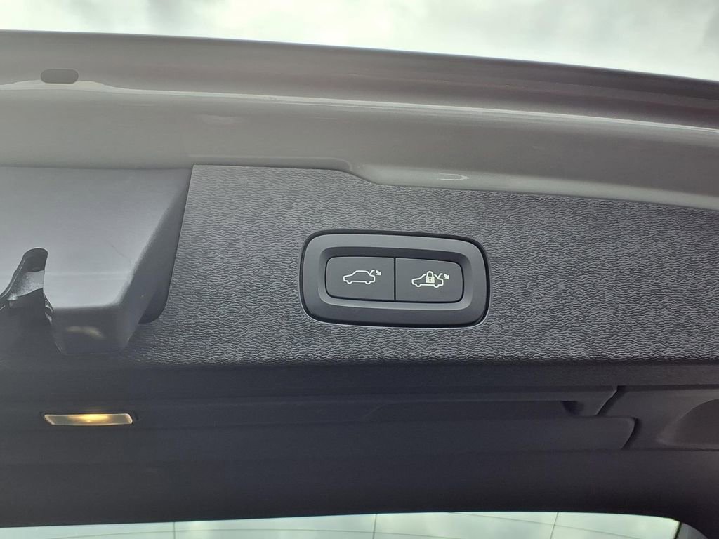 Used 2025 Volvo V60 B5 Cross Country Plus image 20