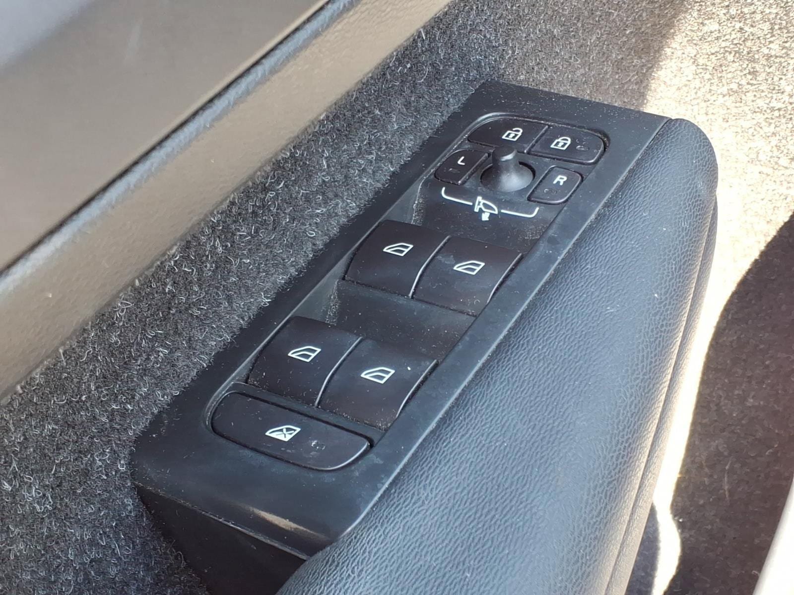 Used 2019 Volvo XC40 T4 Inscription FWD image 9