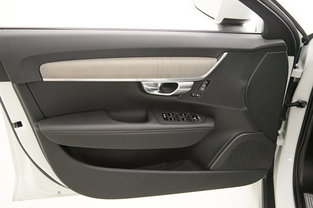 Certified 2025 Volvo V90 B6 Cross Country Plus AWD/4WD image 10