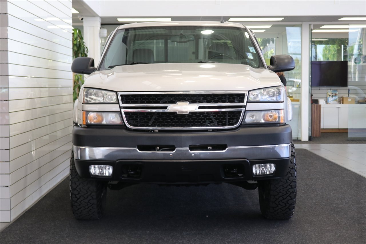 Used 2006 Chevrolet Silverado 3500 LT w/ Heavy-Duty Power Package AWD/4WD image 8