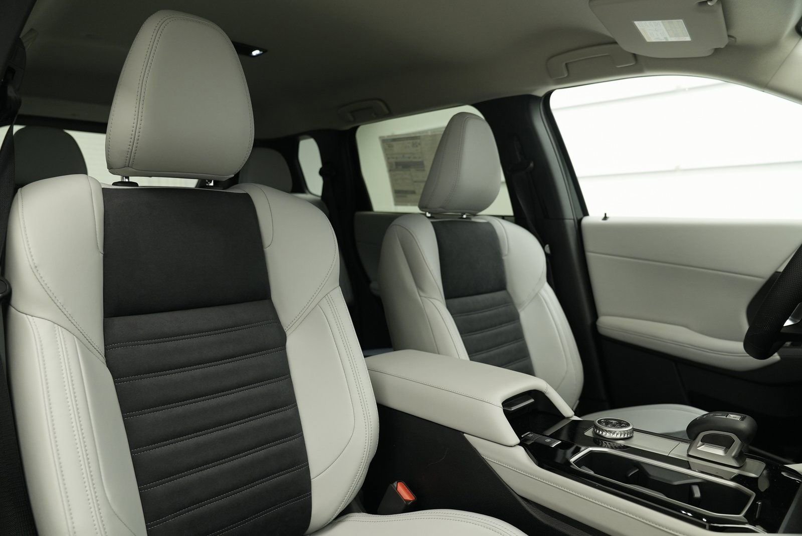 Used 2025 Mitsubishi Outlander SE image 36