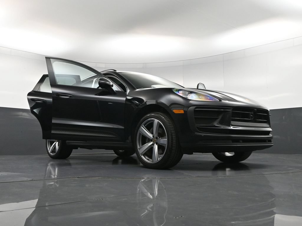 Certified 2024 Porsche Macan AWD/4WD image 36
