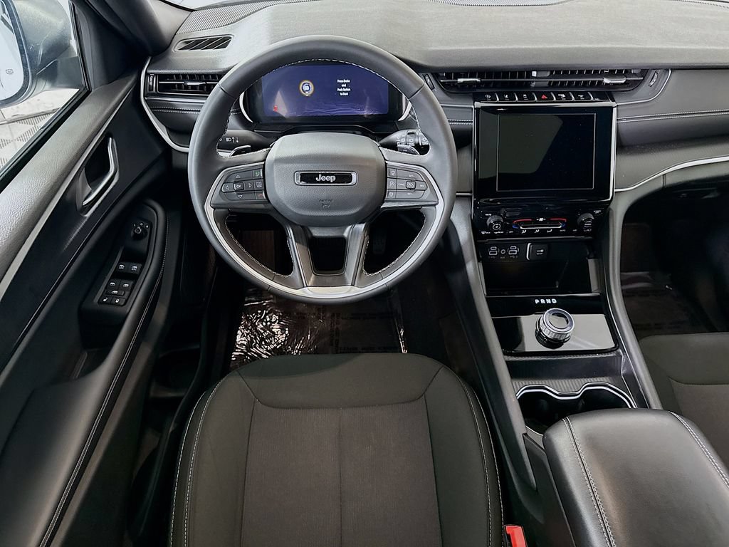Used 2025 Jeep Grand Cherokee Laredo X AWD/4WD image 4