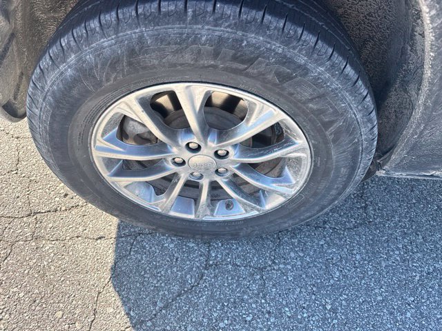 Used 2019 Jeep Cherokee Latitude Plus AWD/4WD image 14