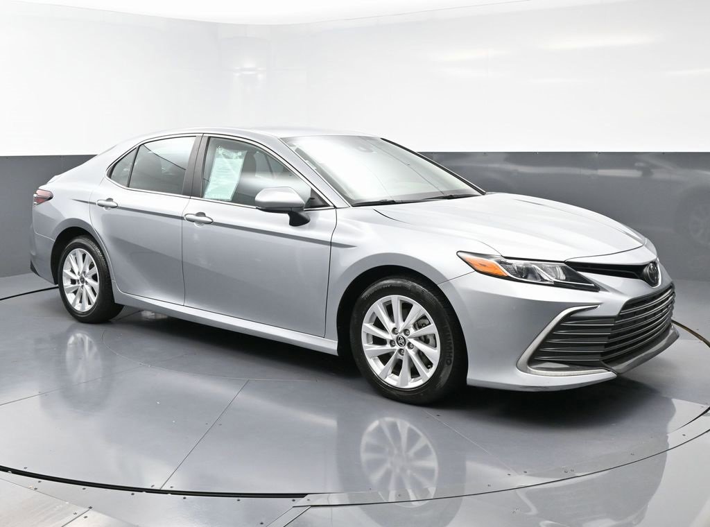 Used 2024 Toyota Camry LE image 3