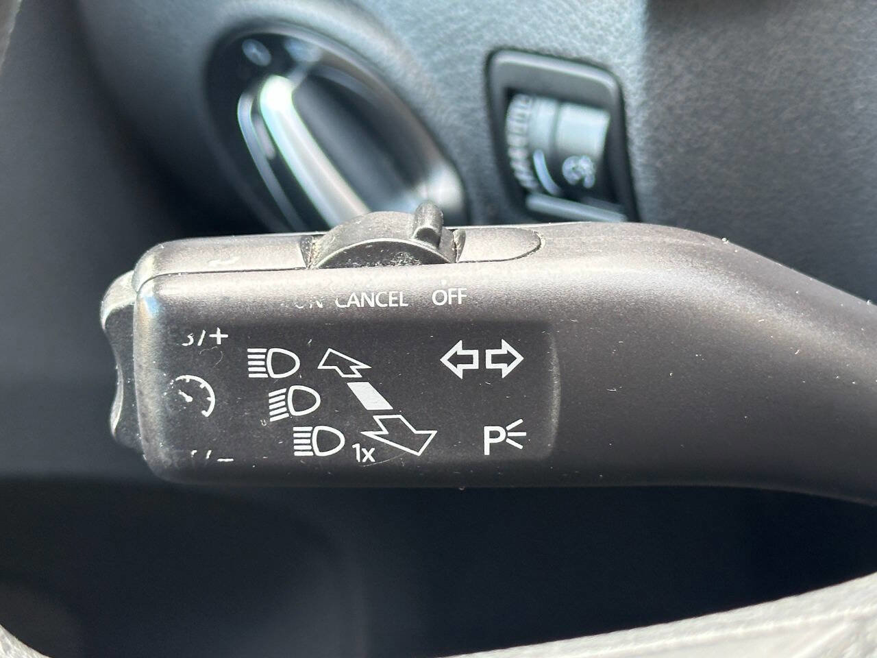 Used 2011 Volkswagen Tiguan SE image 28