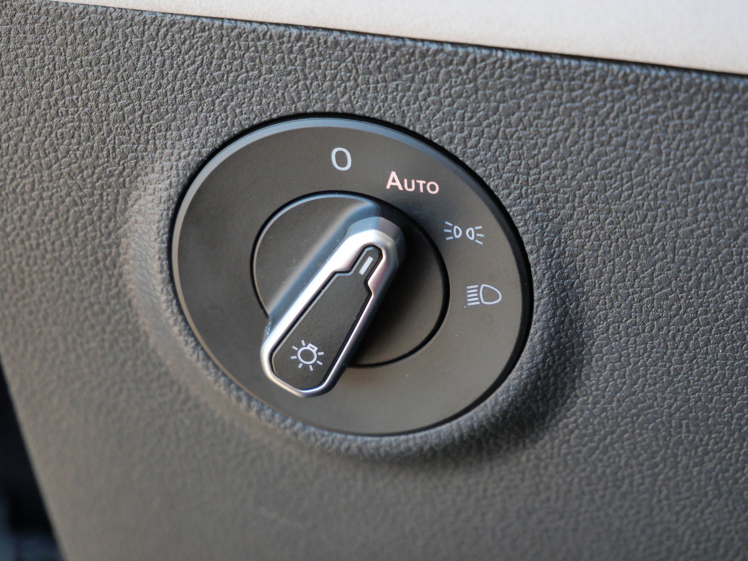 Certified 2025 Volkswagen Taos SE image 21