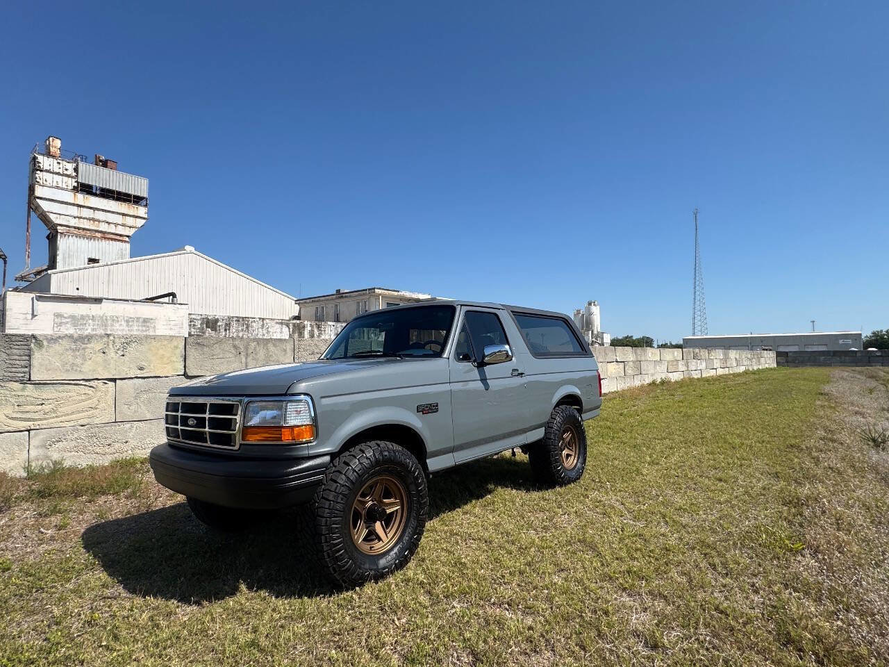 Used 1995 Ford Bronco XLT image 9